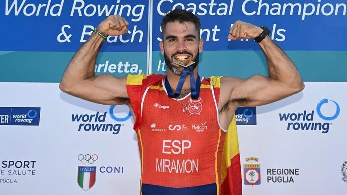 Adrián posa con su medalla en el Mundial 2023.