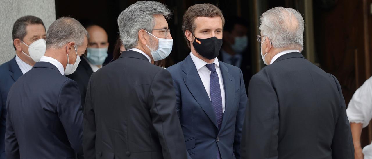 Casado (centro), ayer con los presidentes del Supremo (izquierda) y del Constitucional (derecha).