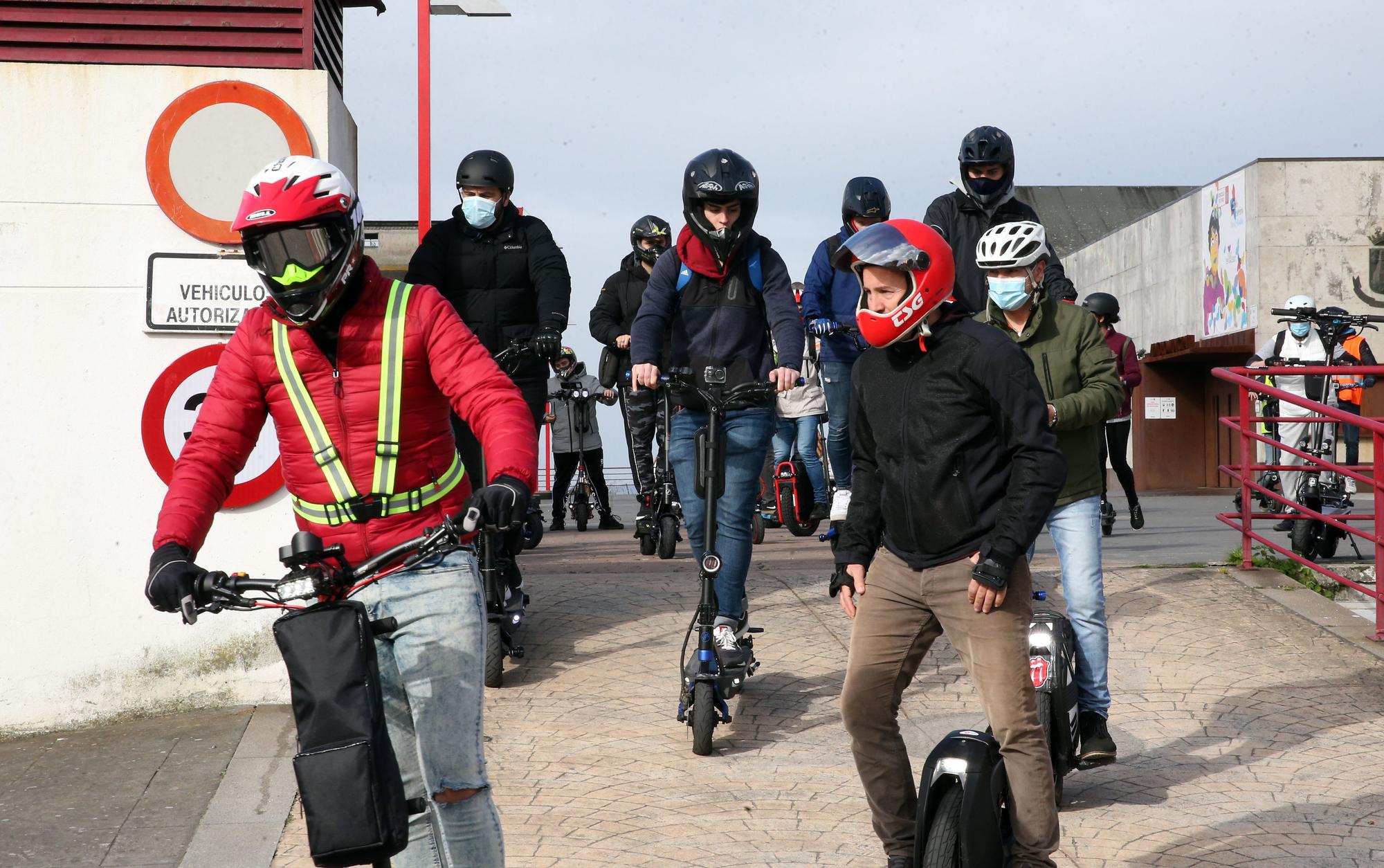 Medio centenar de personas se concentran en Vigo contra la "sobrerregulación" de Vehículos de Movilidad Personal