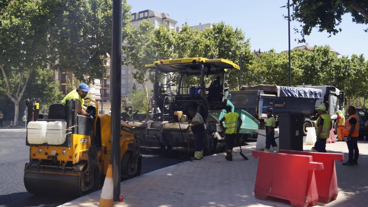 Tareas de Asfaltado durante las obras de humanización.