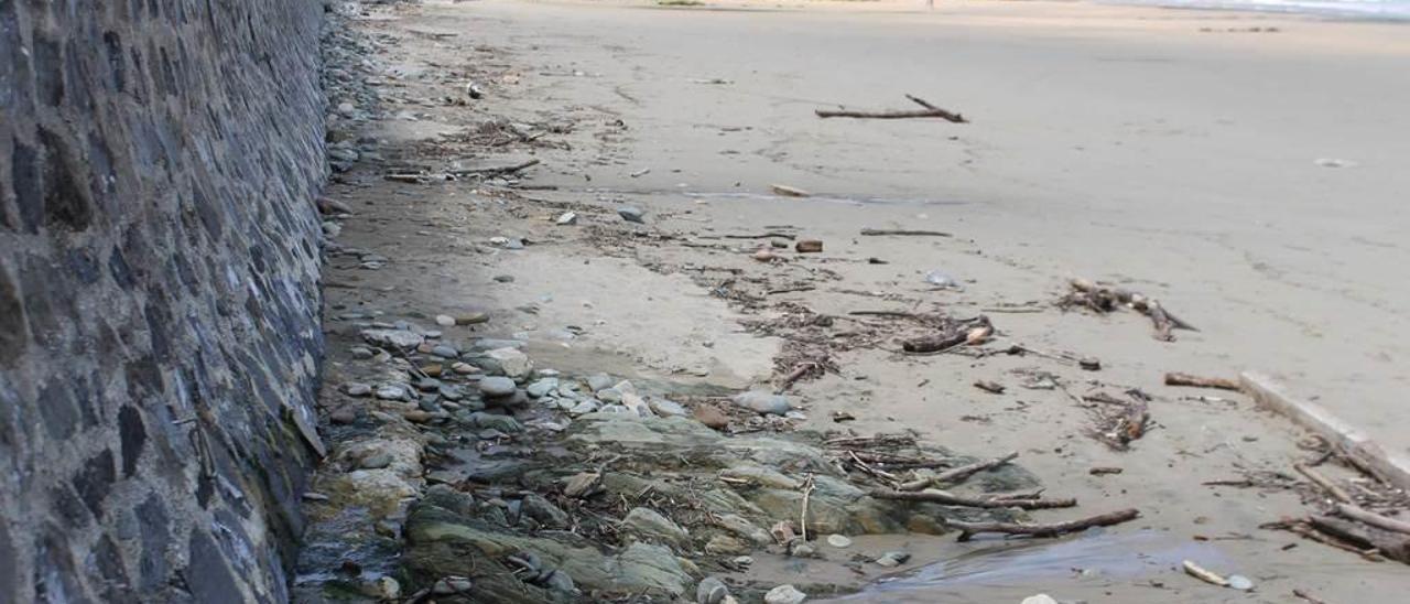 Estado del muro de la playa de Aguilar, cada vez con menos piedras acumuladas.