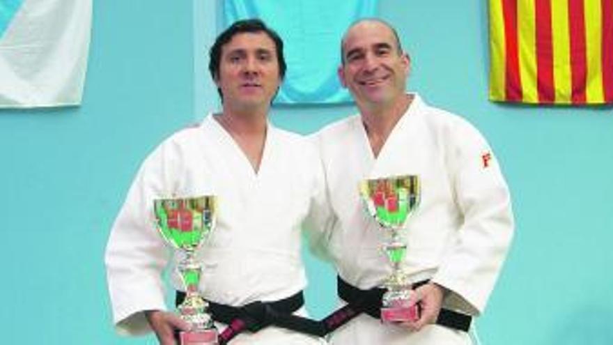 José Joaquín Suárez y Carlos de Cima, con sus trofeos. / fed. asturiana judo