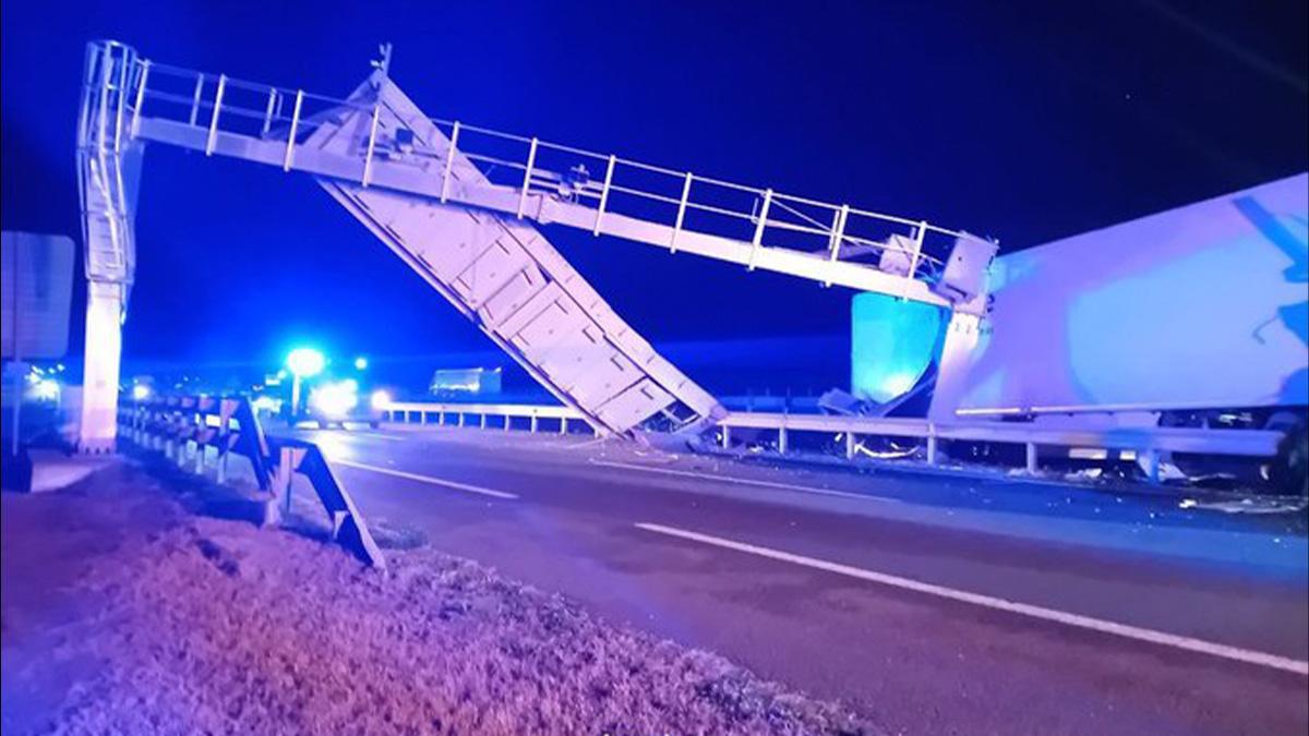 Accidente de un camión en la A2 a la altura de Vilagrassa (Lleida).