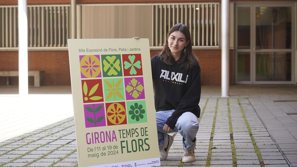 L'autora amb el seu cartell a l'Institut Santiago Sobrequés de Girona.