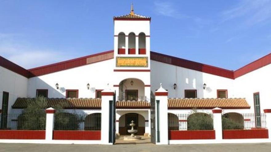 Fachada de la Cooperativa Olivarera Nuestra Señora de los Desamparados.