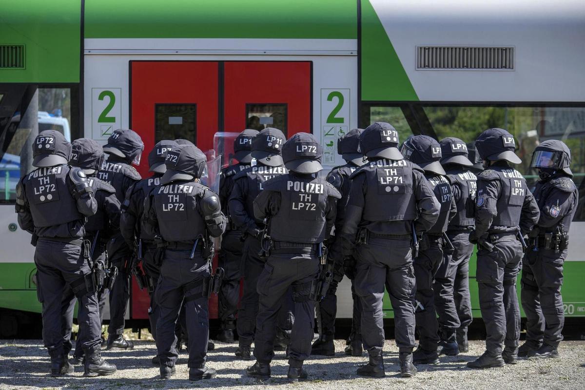Policías alemanes se preparan en la ciudad de Ilmenau.