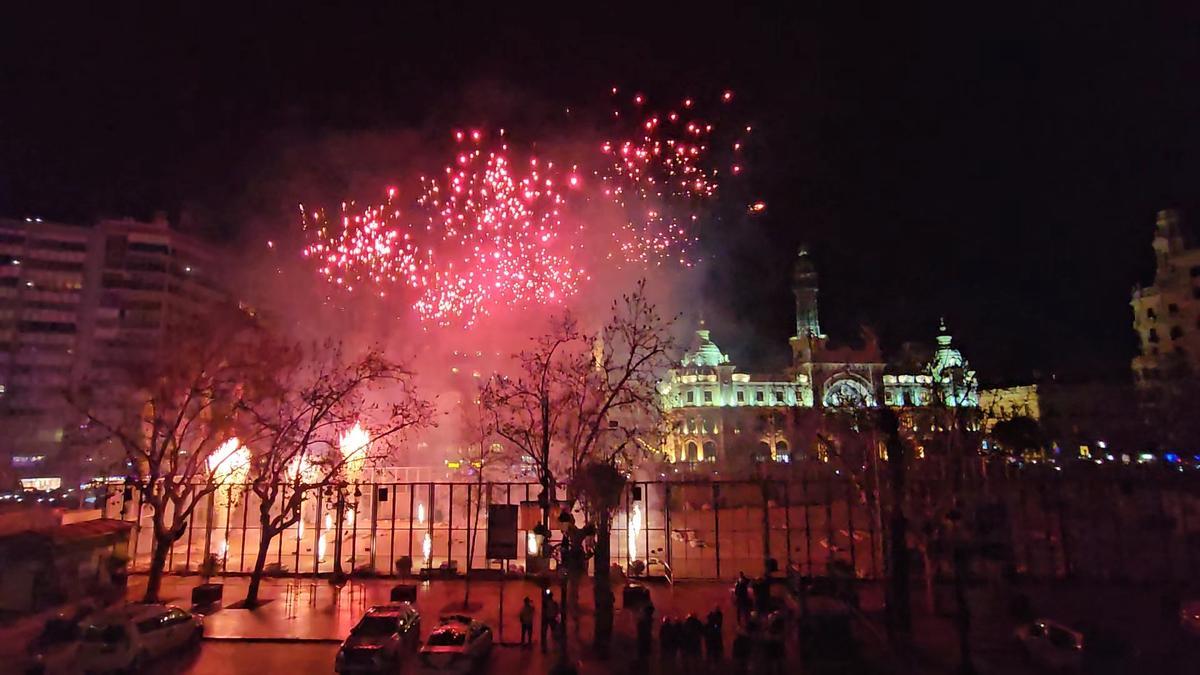 Pirotecnia del Mediterráneo inicia los disparos nocturnos en la plaza del Ayuntamiento