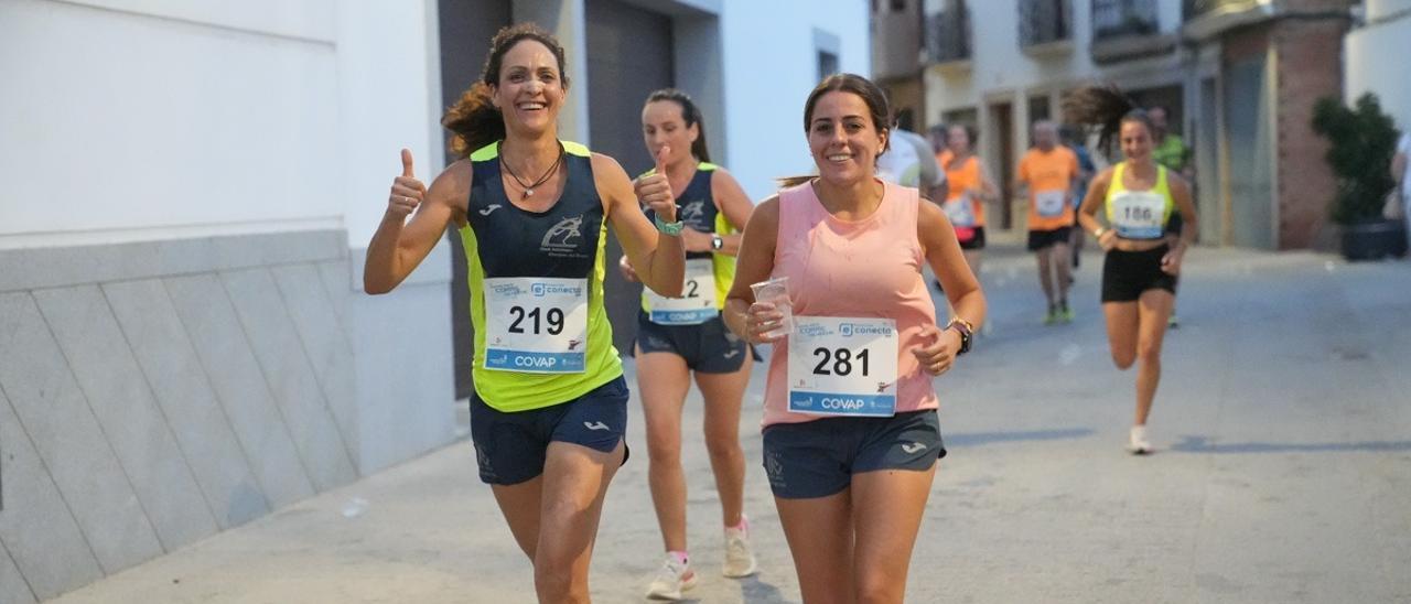 Varias atletas, durante el recorrido de la CP Pozoblanco Corre de Noche.