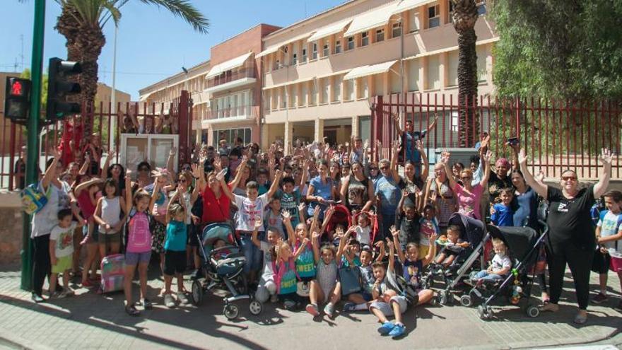 Padres y alumnos manifestándose a favor de la jornada continua en el colegio de El Toscar.