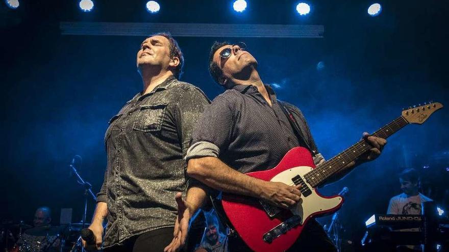 El cantante Luis Sánchez y el guitarrista Javier González, miembros de El Último Tributo, durante un concierto.