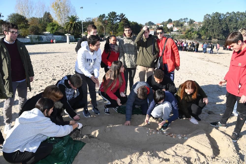 Más de 1.200 niños del Hogar de Santa Margarita recogen residuos en la playa de Gandarío para hacer esculturas.