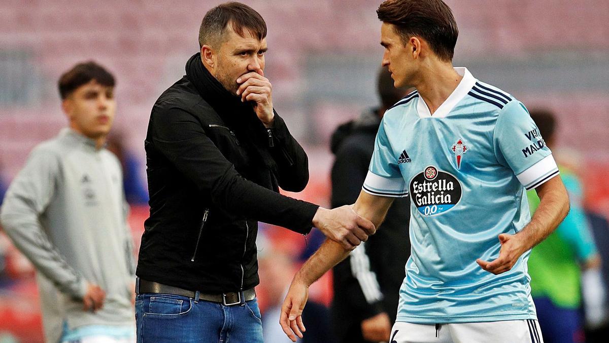 Eduardo Coudet da instrucciones a Denis Suárez durante el encuentro disputado ayer en el Camp Nou contra el Barcelona. |  // ALEJANDRO GARCÍA