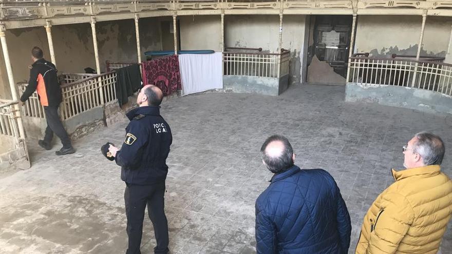 El alcalde, el teniente alcalde, el jefe de la Policía Local y el activista en el Teatro Cervantes de la Colonia de Santa Eulalia