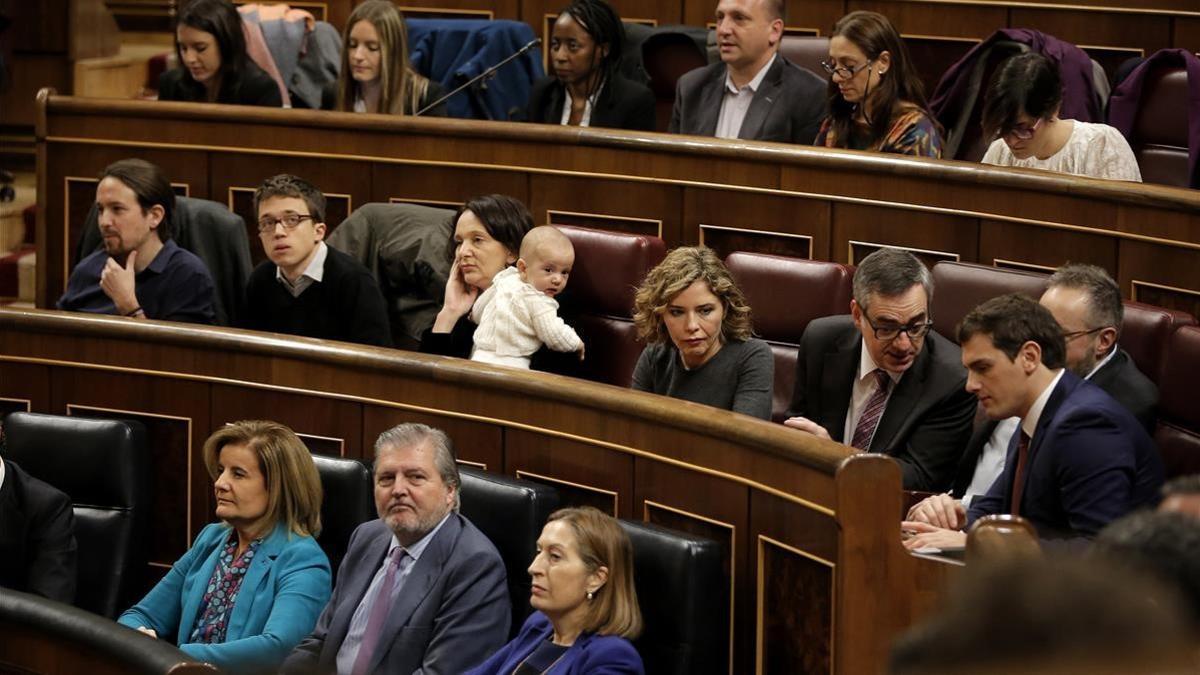 La diputada de Podemos Carolina Bescansa llevó su hijo a la sesión constitutiva de la legislatura, en enero del 2016, en el Congreso, parar evidenciar los problemas de la mujer para conciliar.