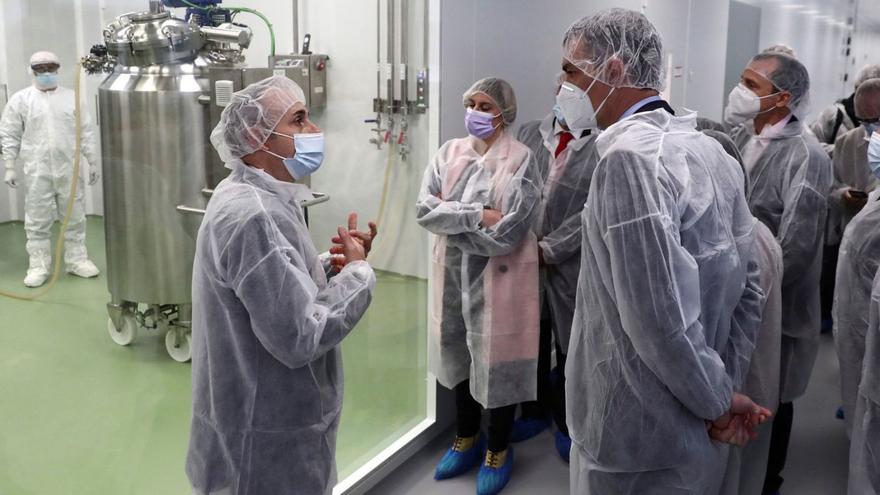 Pedro Sánchez (derecha), durante una visita a la fábrica de Hipra en Girona en 2021. |   // F. CALVO