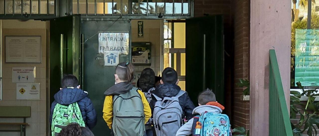 Alumnos a la entrada de un colegio el día de la vuelta a clase tras la Navidad. | HÉCTOR FUENTES