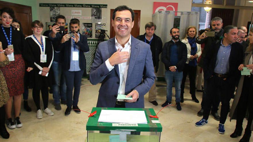 El candidato del PP a la presidencia de la Junta de Andalucía ha acudido a votar al colegio Las Esclavas.