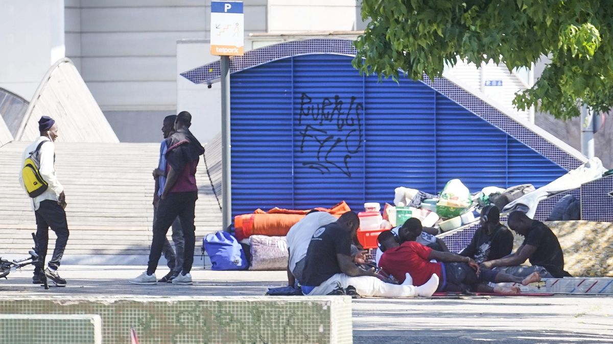 El grup d'immigrants que viu a tocar l'estació de trens de Girona