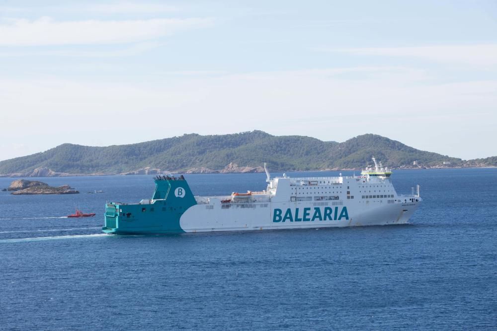 El barco atracó en el puerto Ibiza en torno a las 11.25.