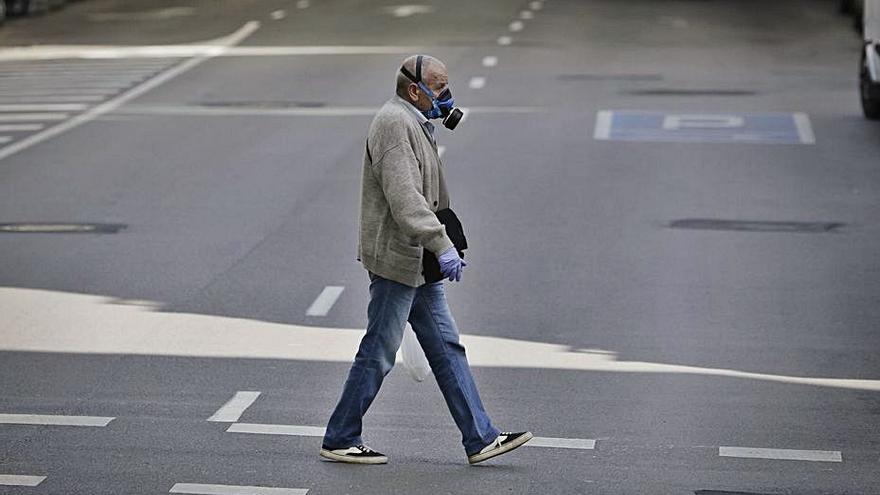 Un hombre camina con una máscara antigás en Palma.  M. MIELNIEZUK