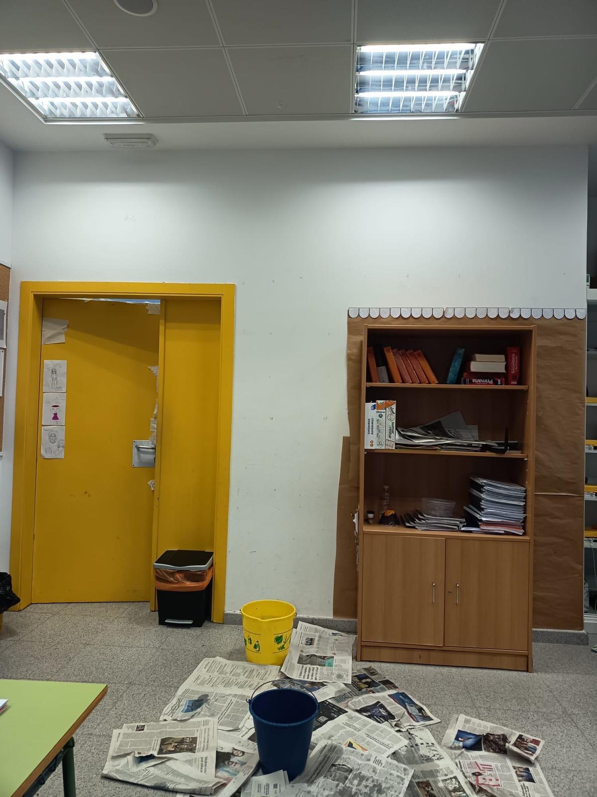 Papeles y cubos componen la escena habitual en días de lluvia.