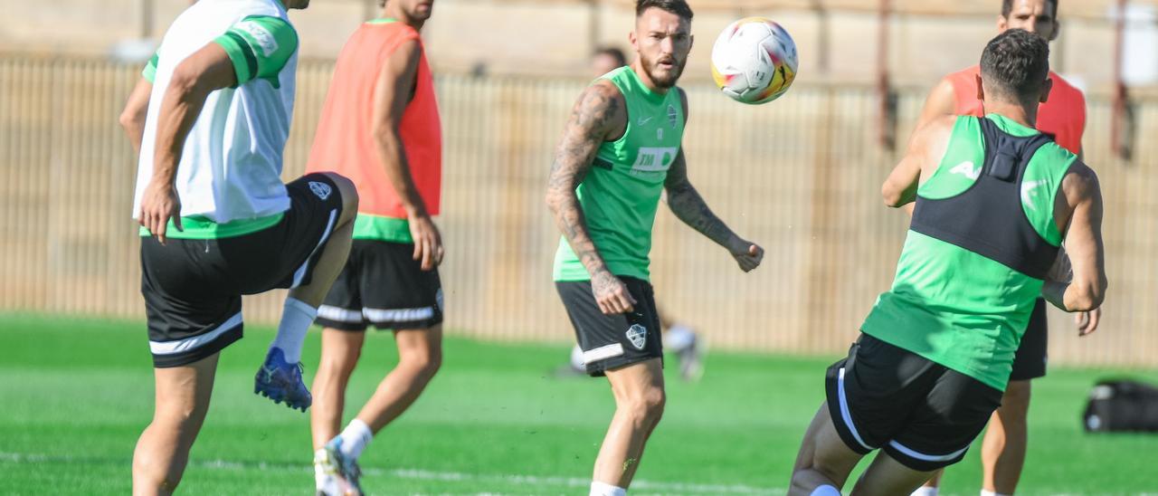 Los jugadores del Elche entrenando en el campo Díez Iborra