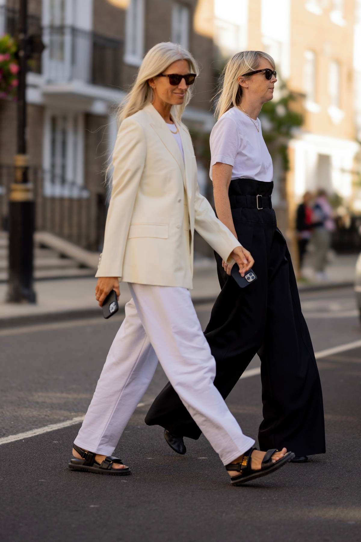 Look con sandalias normcore visto en el 'street style' de Londres