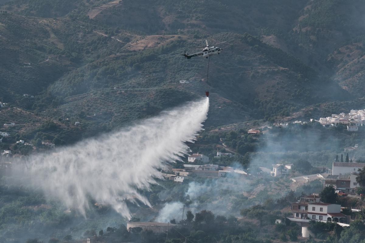 Un momento de las labores de extinción este viernes del incendio forestal  declarado entre Ácrchez y Cómpeta.