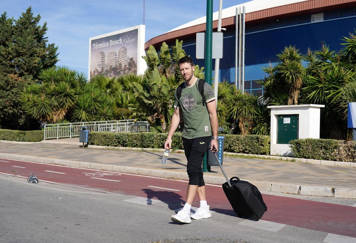 El Unicaja, a su salida del Carpena rumbo al aeropuerto.