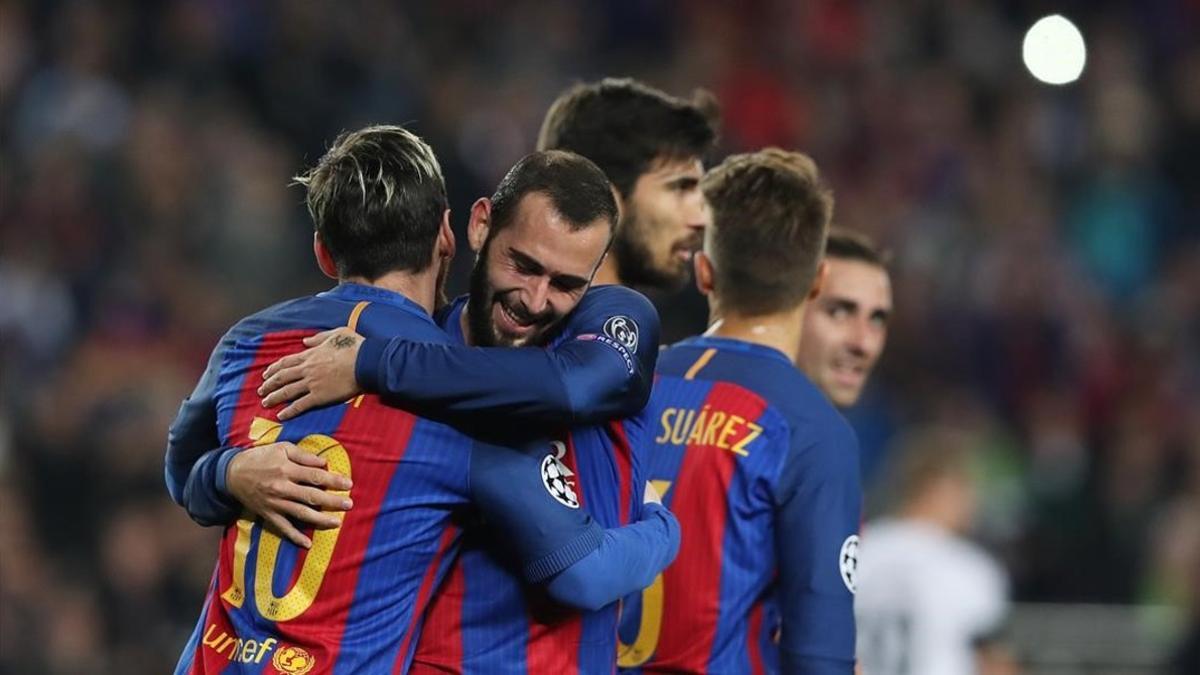 Aleix Vidal felicita a Messi tras el 1-0 al Borussia en el Camp Nou.