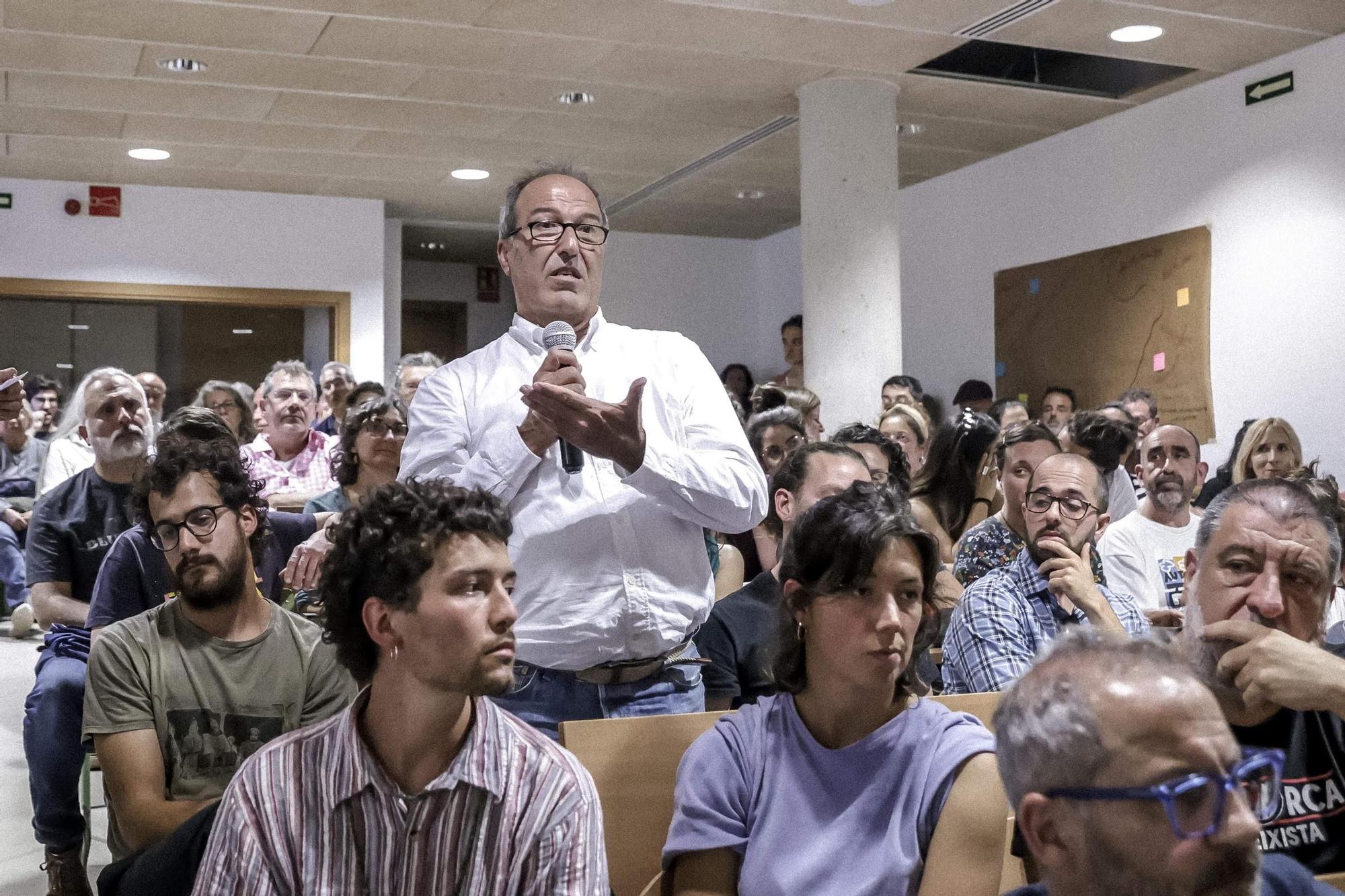 FOTOS | Así ha sido la asamblea ciudadana contra la masificación turística en el IES Sineu