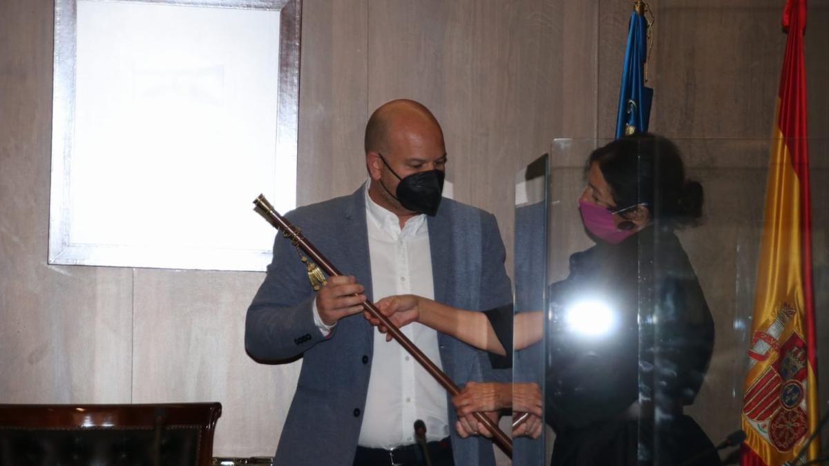 Rosa Vila entrega la vara de mando a su sucesor en la alcaldía, Raúl Llobell