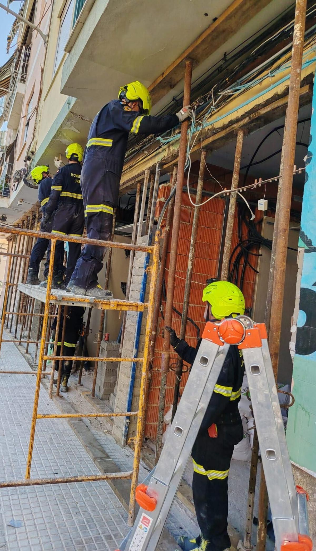 Los bomberos durante su intervención en Sagunt.
