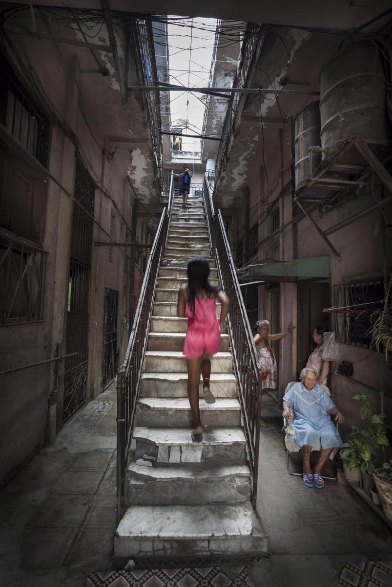 Patio de vecinos de un edificio de La Habana Vieja