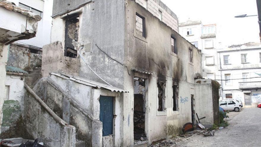 Arde una vivienda abandonada en la calle San Roque en Vigo