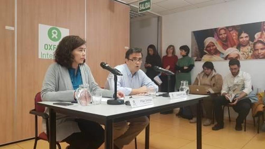 Els representants d&#039;Intermon Oxfam, en roda de premsa.