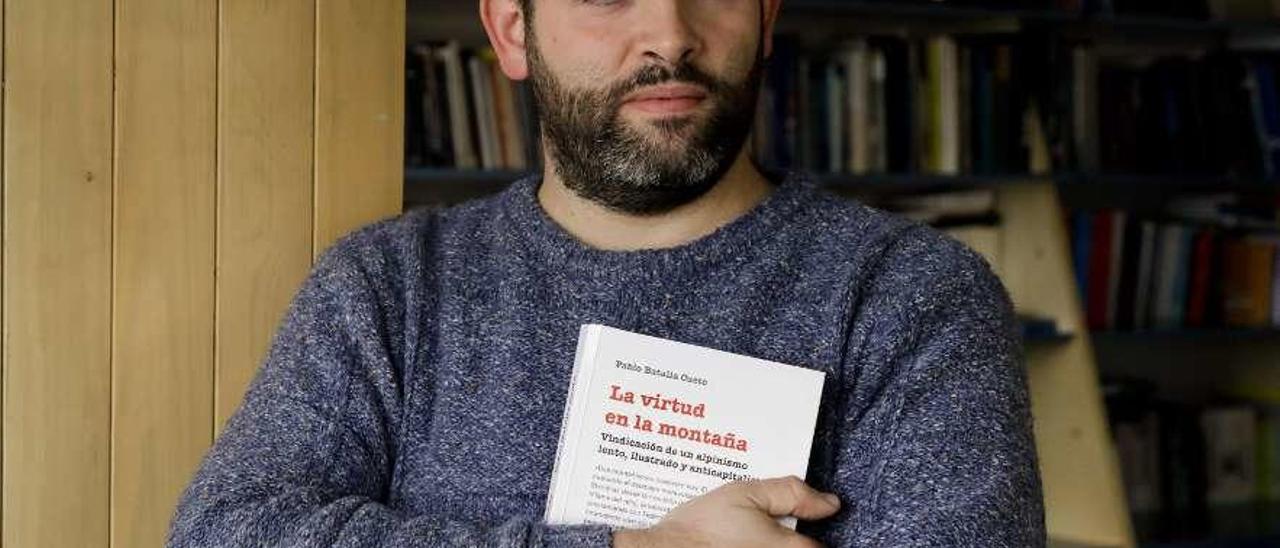 Pablo Batalla Cueto, ayer, con un ejemplar de su libro.
