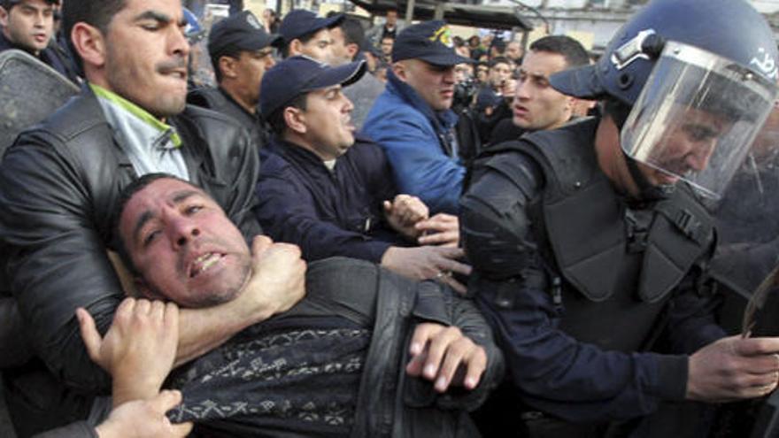 La Policía disuelve la manifestación en Argel