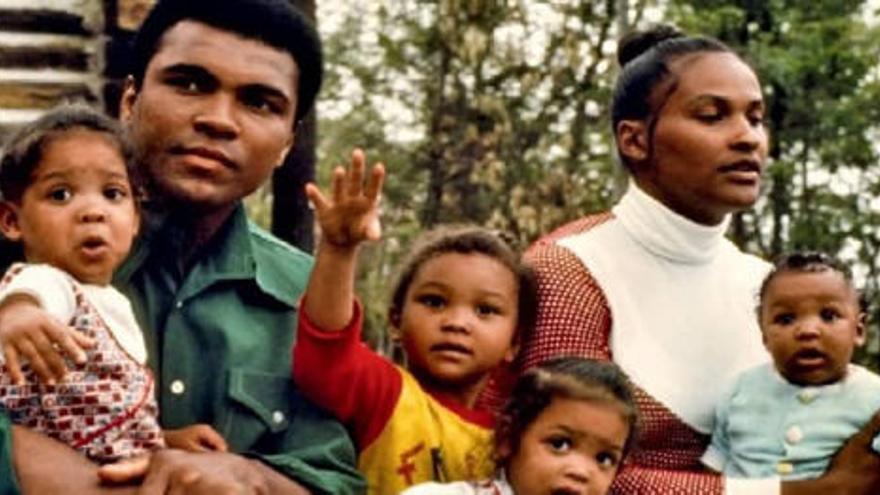 Los agentes de Trump detienen al hijo y la exesposa de Muhammad Ali