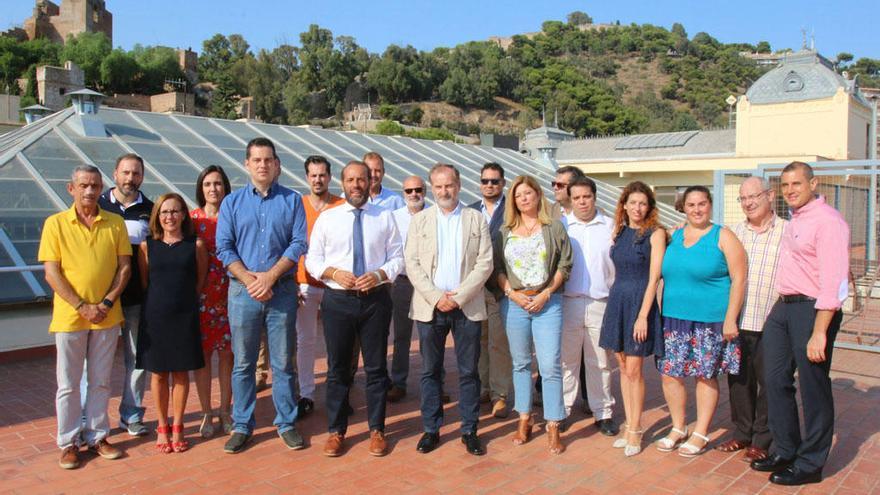 Juan Cassá, en el centro, posa con los miembros de las agrupaciones del partido.