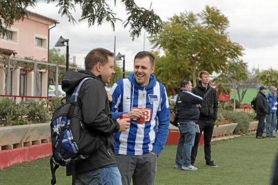 Hertha-Fans schauen beim Training zu.