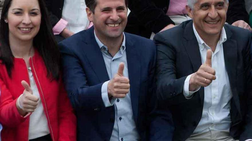 Tudanca, rodeado por Lucas y Gómez, durante un acto de campaña electoral en Zamora.