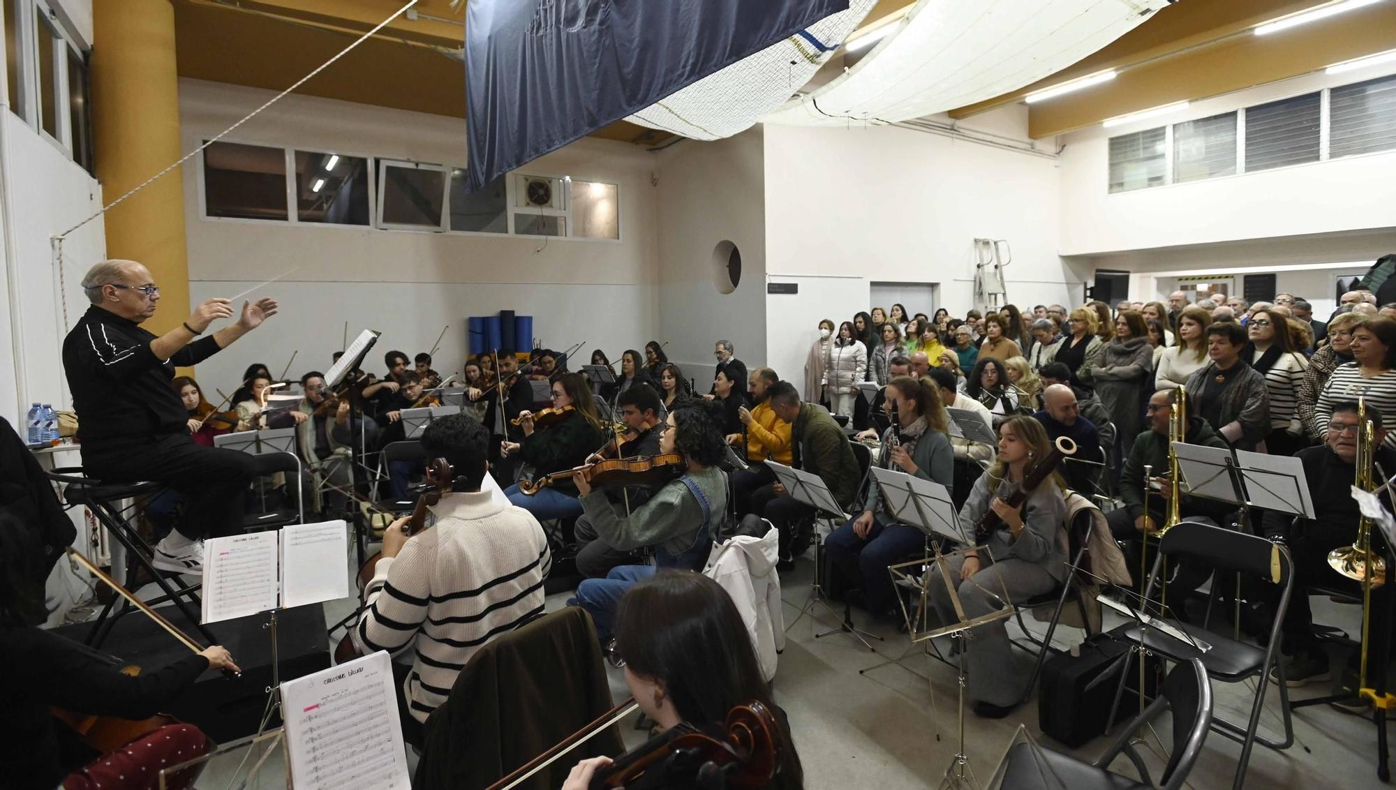 ensayo de la coral Casablanca y orquesta.