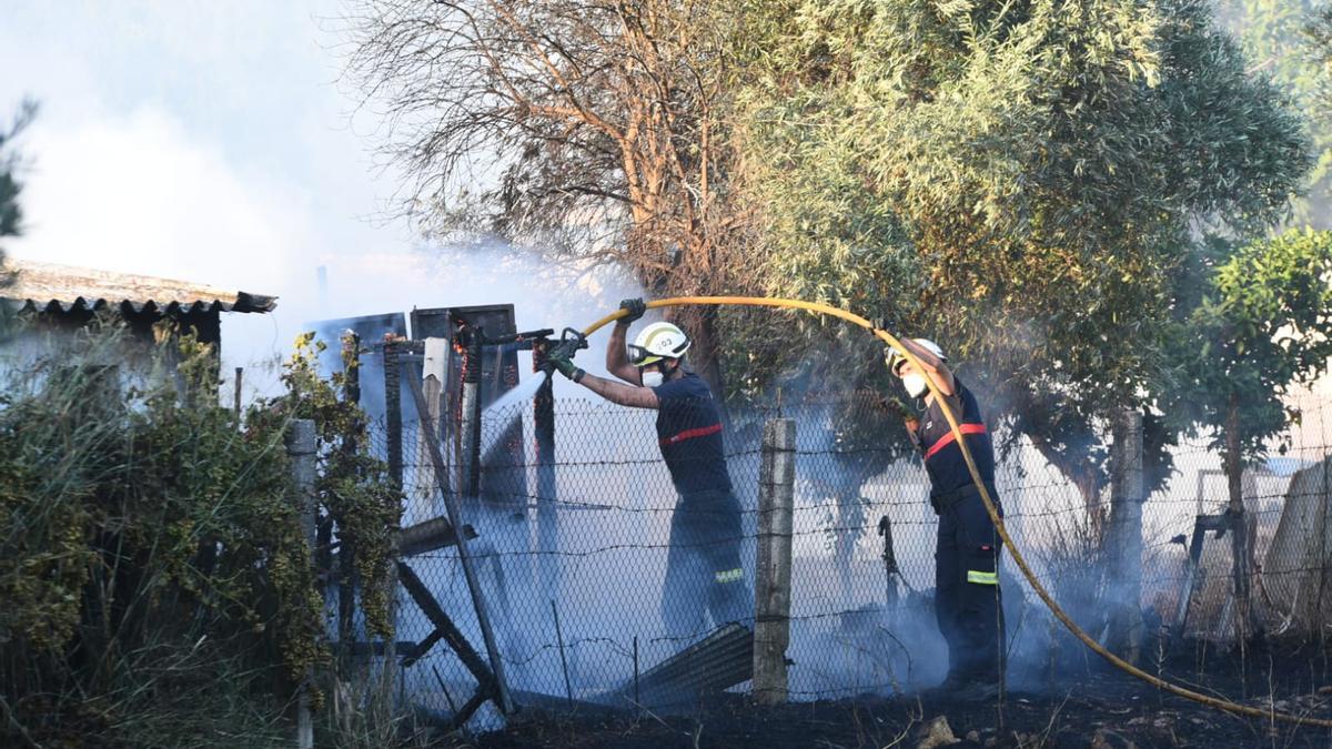 Los bomberos intervienen en un incendio registrado en un huerto de Las Quemadillas bajas.