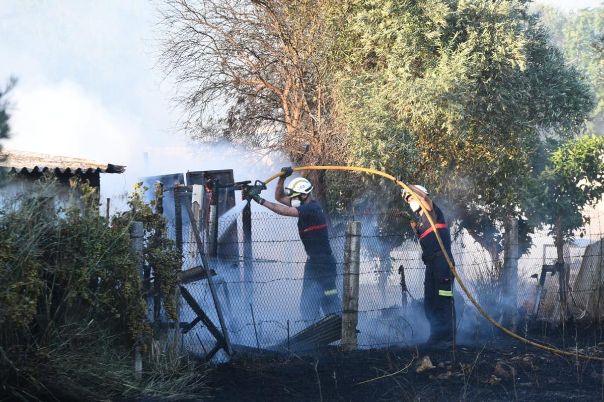 Los bomberos sofocan un fuego de pastos que amenazaba varias casas en ...