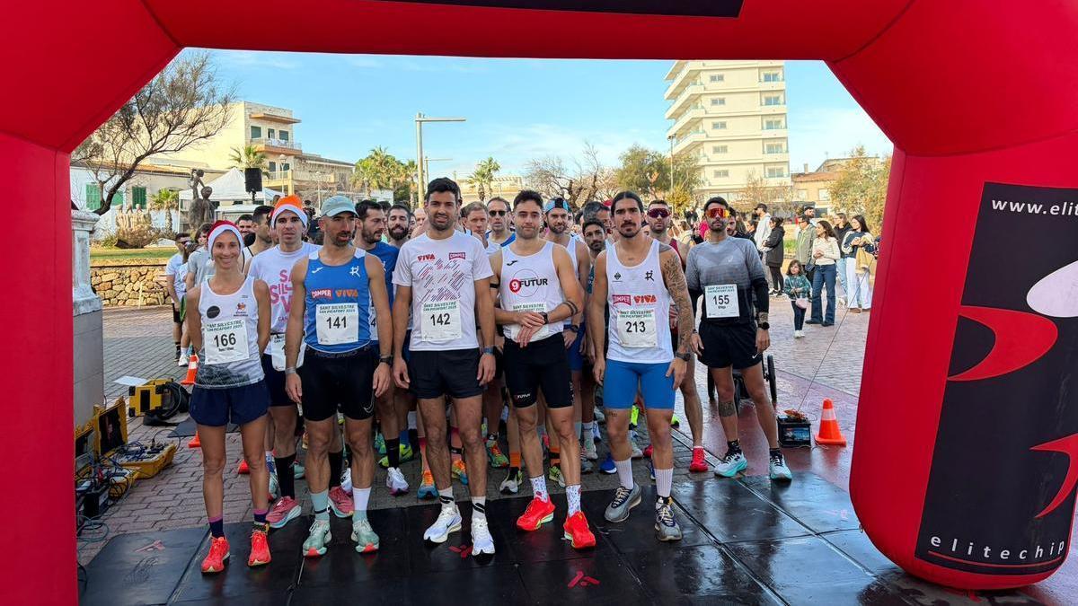 Los atletas esperan el momento de la salida en la Sant Silvestre de Can Picafort