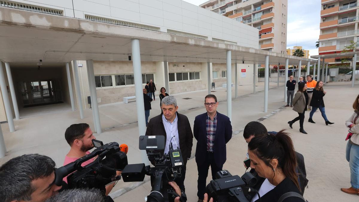 El alcalde José Luis Sáez y el director de Infraestructuras Educativas, Víctor García durante la visita