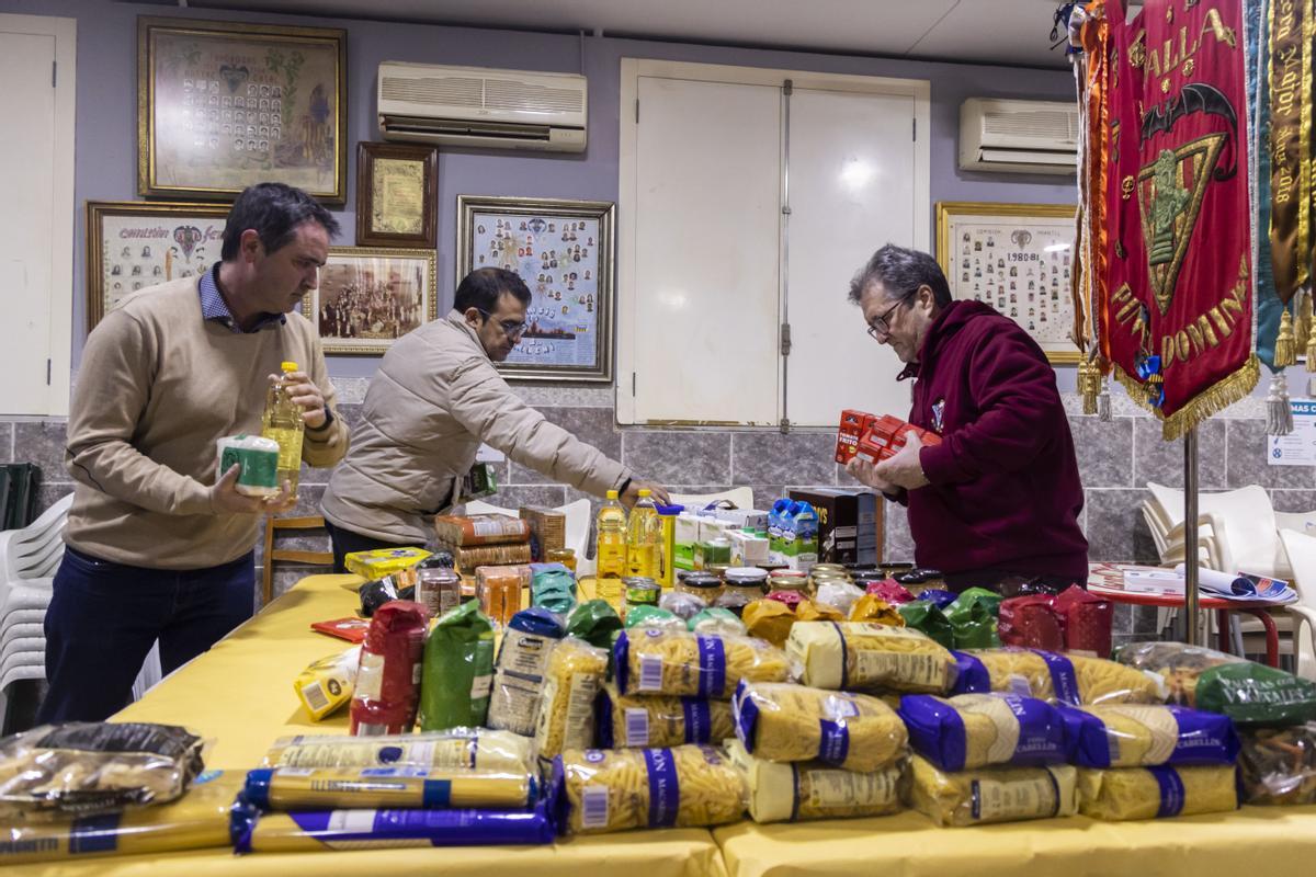 Los falleros han llenado una mesa con alimentos de primera necesidad