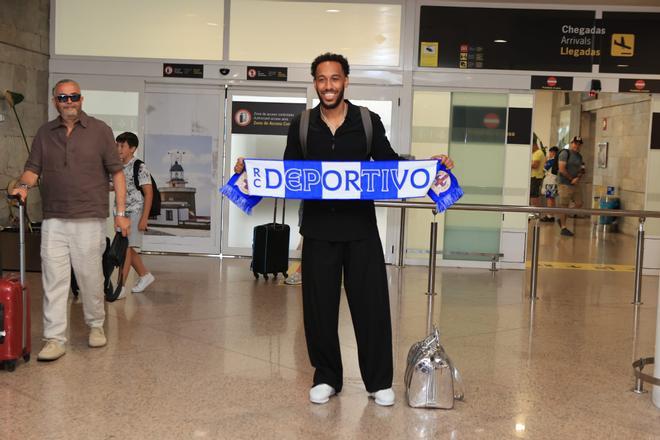 Aubameyang ya está en A Coruña tras firmar por el Deportivo