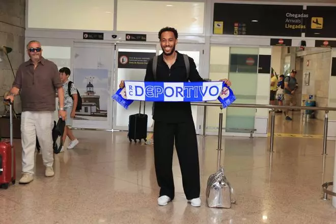 Aubameyang ya está en A Coruña tras firmar por el Deportivo